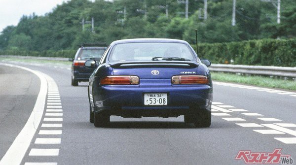 高速道路をクルージングしながら違反車を待ち構える栃木県警のソアラ覆面。鮮やかなブルーが特徴的だった