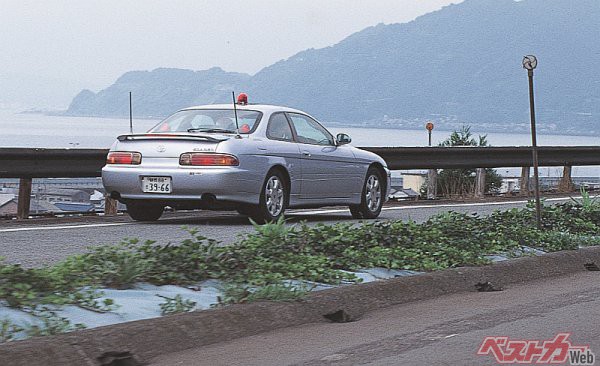 静岡県警高速隊のソアラはトランクにアンテナ2本。リアトレーの両端にそれぞれ赤灯が装着されていた
