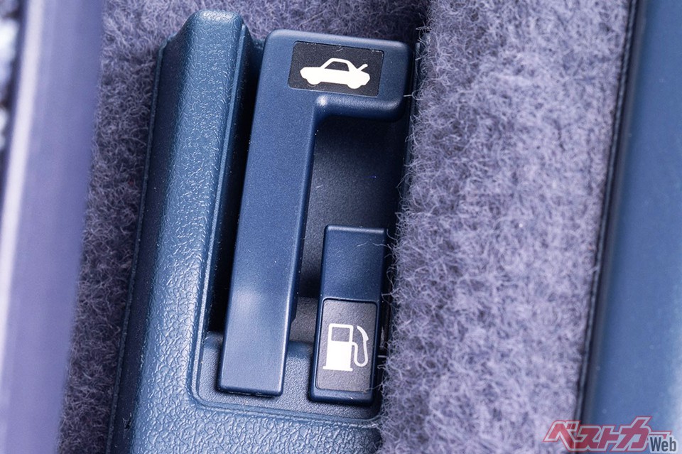 給油口を開ける レバー 減少 ワンタッチ型の普及とメーカーで採用分かれる訳 自動車情報誌 ベストカー 給油口を開ける レバー 減少 ワンタッチ型の普及とメーカーで採用分かれる訳 自動車情報誌 ベストカー