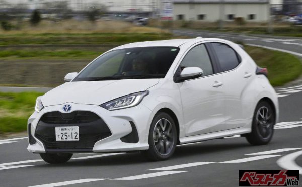 日本の燃費ベストカーはヤリスハイブリッドX。その他のグレード(G/Z)も35㎞/L台と非常に優秀である。コンパクトなボディは軽く、走りもBプラトップクラスの走りを実現