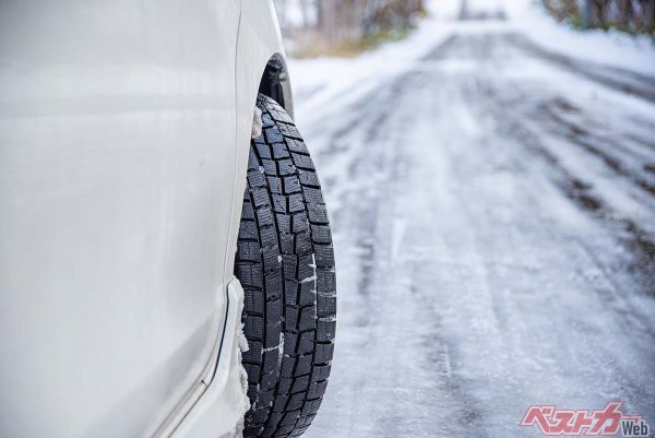 一般道でも雪の日にノーマルタイヤでの走行を禁止している地域もある（tkyszk＠Adobe Stock）