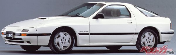 1985年発売のサバンナRX-7（FC3S）。スペックには表れない新しいスポーツカーの価値観を追求して開発されたが、実際高性能なモデルでもあった