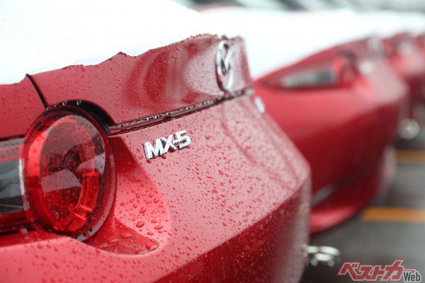 気休め それとも効果あり 愛車に被せるボディカバーはどれほど役に立つのか 自動車情報誌 ベストカー 気休め それとも効果あり 愛車に被せるボディカバーはどれほど役に立つのか 自動車情報誌 ベストカー