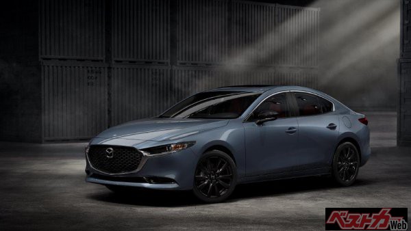 セダンの2.5Sカーボンエディション。ブラックの18インチアルミホイールが精悍な印象だ。インテリアも鮮烈なレッドのレザー内装となる