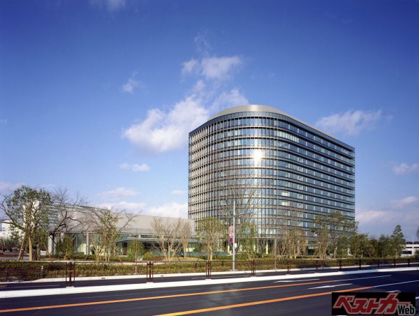 愛知県豊田市のトヨタ自動車本社。巨大な技術本館が隣接し、まさにトヨタの心臓部だ。世界で生産される車両を開発したい! と理系学生の皆さんは夢と希望を持って採用試験に臨むのだろう