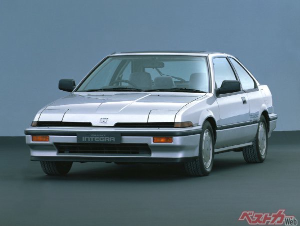 初代モデルが登場したのは1985年。車名は「クイント インテグラ」で、同年5ドアモデル、翌年には4ドアセダンモデルも追加された