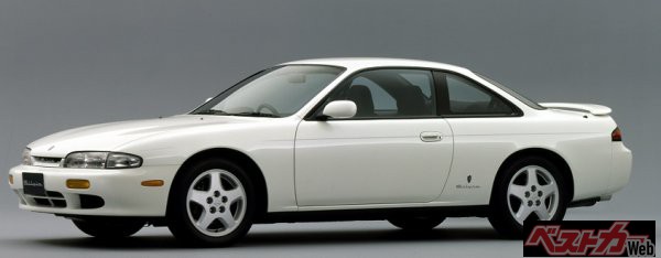 S14シルビア(前期型)。FRスポーツ、、またデートカーとしても大人気を博したS13の正常進化版として登場した。しかし901活動後の日産の混迷が各所に見え隠れする迷車として歩むことになる