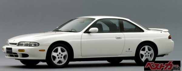 S14シルビア（前期型）。FRスポーツ、、またデートカーとしても大人気を博したS13の正常進化版として登場した。しかし901活動後の日産の混迷が各所に見え隠れする迷車として歩むことになる