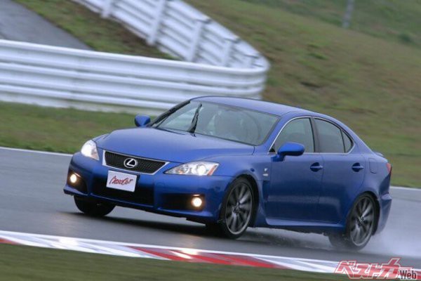 IS Fはドイツ御三家のスポーツセダンイーターとして開発。サーキットで鍛え上げられた足回りの素性はすばらしく、最高にファンなハンドリングだった