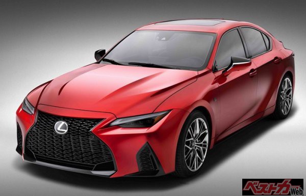 巨大なV8エンジンを鼻先に押し込んだことで通常のISよりもエンジンフードが5cm弱盛り上がり、パワーバルジの様にデザインされているのがわかる。かつてのIS Fもそうだった