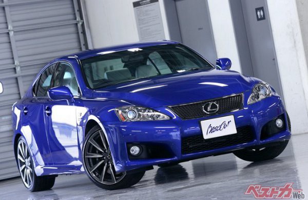 007年10月に発表、12月から販売開始されたIS F。当時、新車時の車両本体価格は766万円。IS Fに搭載されているパワートレインは新開発の5L、V型8気筒自然吸気エンジン。筒内直接噴射とポート噴射を併用するD-4Sや電動連続可変バブルタイミング(VVT-iE)などの先進技術を採用し、最高出力423ps、最大トルク505Nmを発生