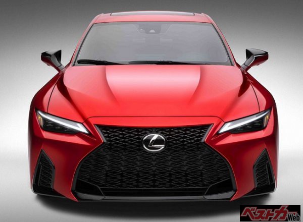 バックミラー越しではマイチェン後のISとさして変わらない。とても472psのV8エンジンを積んでいるとはわからない控えめな外観を持つ、まさに令和の羊の皮を被った狼となる!?