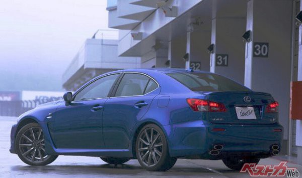 IS500の原型となった、ハの字型に並ぶIS Fの4本出しマフラー。IS Fは専用のブリスターフェンダーを装備。IS500より「F」仕様としての特別感があった