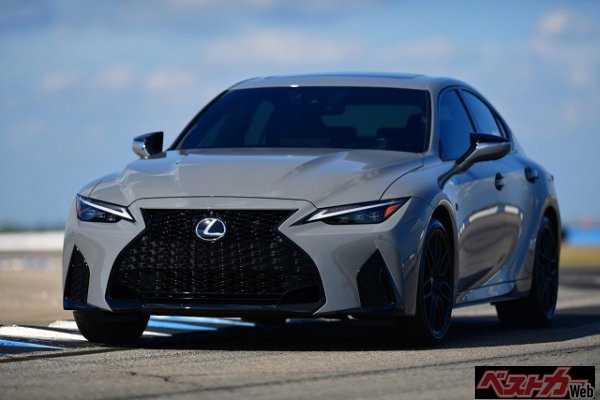 全米で500台限定のIS500 Fスポーツパフォーマンス・ローンチエディション。ブラックアウトされたスピンドルグリルと19インチホイールがさらなる精悍さをもたらす