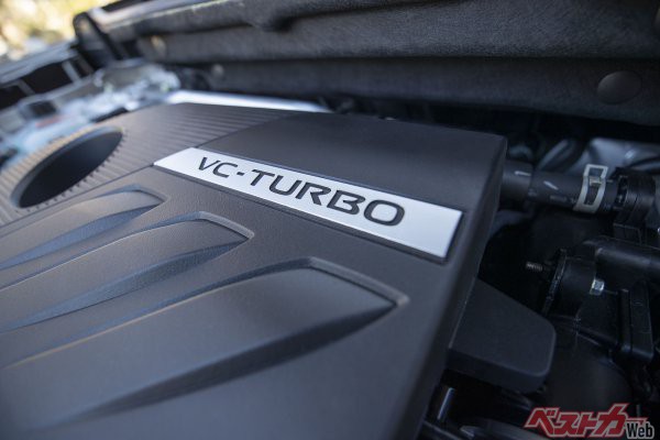 VCターボエンジンは、ピストン上/下死点位置を連続的に可変するマルチリンク機構を採用し、燃費とパワーを決める圧縮比を切替えることで低燃費とハイパワーを両立した量産型世界初のエンジン