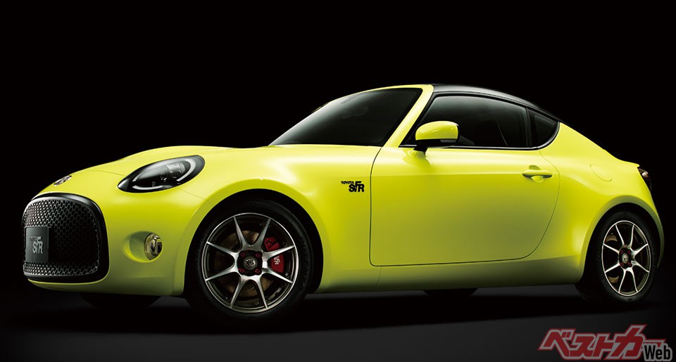 トヨタは2015年の東京モーターショーに1.5Lエンジンを搭載するコンパクトFRを出展。市販車レベルの完成度だったのだが、収益性の観点から市販化を断念。三社コラボにより、コンパクトスポーツの可能性を模索する