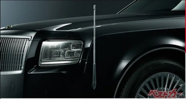 トヨタセンチュリー。手動伸縮式のフェンダーポールは他のトヨタ車とは異なる呼び名をもつ。価格は3万2000円(税別)