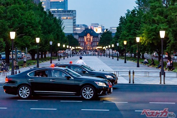 夕暮れの東京駅前を通って皇居に向かうレクサスLS警護車。車列は皇居や首相官邸付近を通ることが多いので、絵になる撮影スポットを探しておきたい