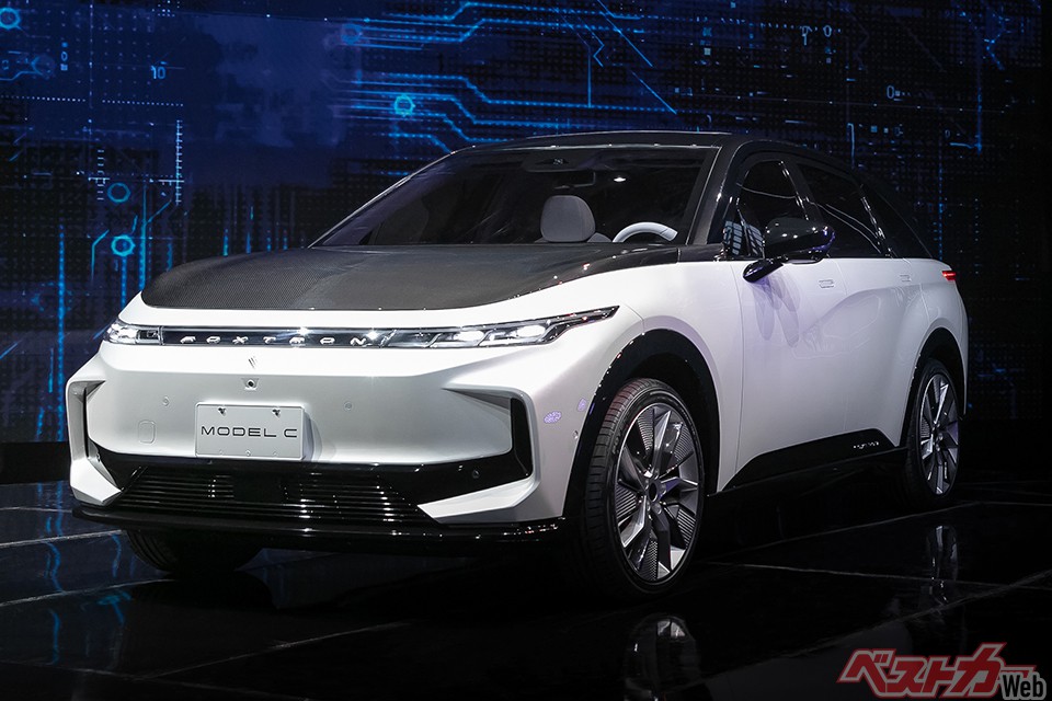 鴻海発表のSUV試作車「モデルC」。ポルシェタイカンなみの性能を400万円で市販するとか