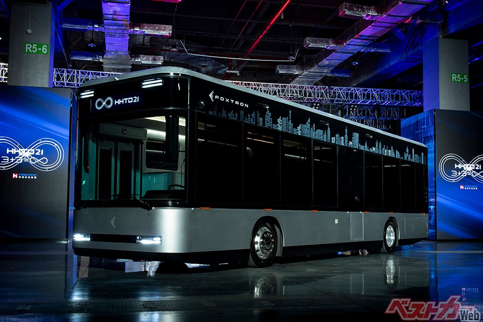 航続距離＝400kmの大型バス試作車「モデルT」。台湾高雄市での導入が決まっているそうだ