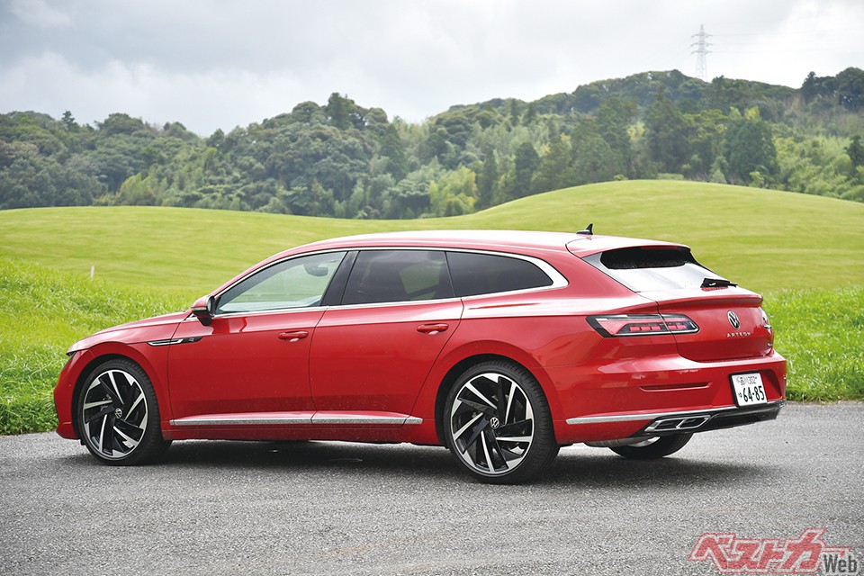 艶のある伸びやかなリアスタイルが、アルテオンシューティングブレークの魅力だ