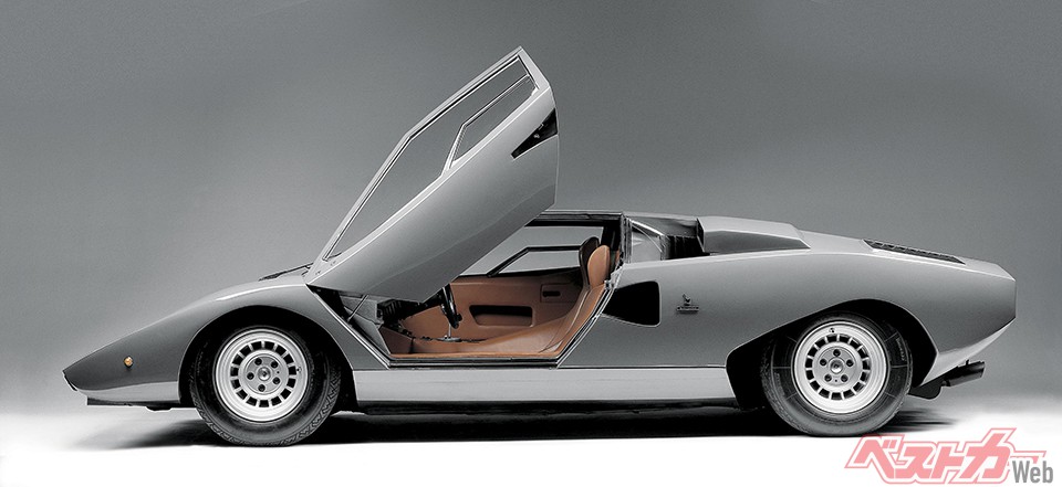 ランボルギーニ・カウンタックLP400。地上を速く走って多くの獲物を得るのが、人類誕生以来最大の課題であり夢だった。カウンタックのカタチはその結晶! そのうえで、それを超えた何かを予感させる。それは人類が脳内で創造した超越的存在、神だ!