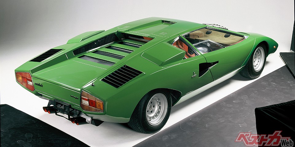 オーバーヒート対策としてエアインテーク、エアアウトレット、NACAダクト等を設けるなどし、冷却効果を高めた緑色のプロトタイプを、1973年のジュネーブ・ショーで展示。翌年、市販型のLP400が登場。生産台数150台