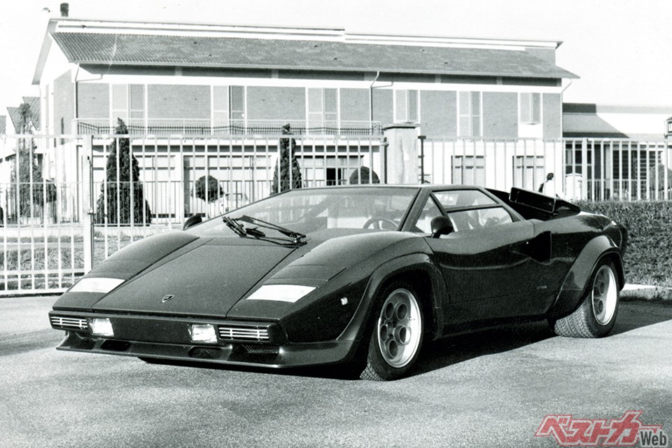 エボリューションモデルのLP400Sに採用された各部の意匠は、カナダの石油王であり、F1の世界でも広く知られたウォルター・ウルフ氏のオーダーによって製作されたカウンタックをお手本としたもの。生産台数237台