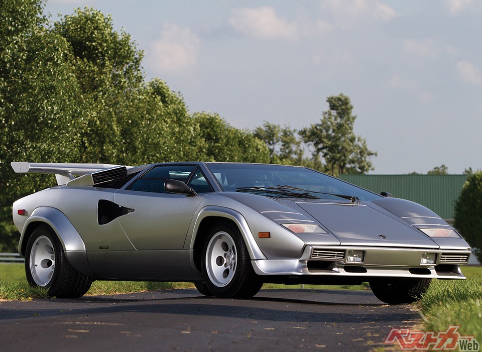 LP400と最高速戦争を繰り広げた365GT4/BBが512BBを経て、インジェクション仕様の512BBiに進化していたことに対抗し、LP500Sと呼ばれることもある5000Sは、エンジンの排気量を4754ccまで拡大した(375hp/41.7kgm)。生産台数323台