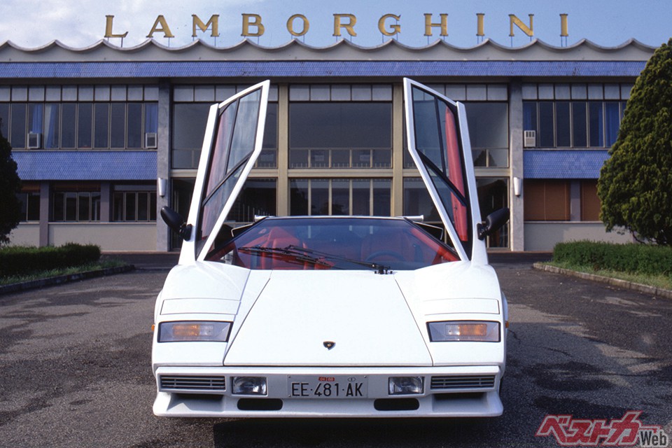 BBシリーズの後継として、フェラーリがテスタロッサを登場させたことをうけ、5000QV(クワトロバルボーレ)は、エンジン排気量を5167ccにまで拡大(455ps/51.0kgm)。生産台数632台