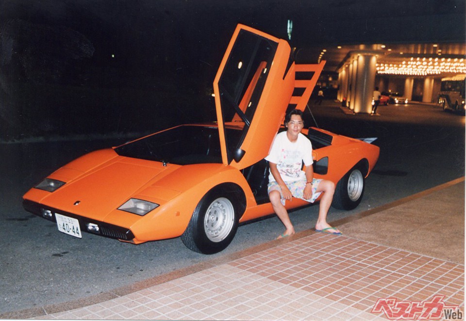 関口さんは19歳の時にロータス・ヨーロッパTCを買い、その後ヨーロッパS2にチェンジ。1990年にジャガーEタイプを購入。1996年にはアパート暮らしをしながらディーノを入手し、そして念願のLP400をゲット!