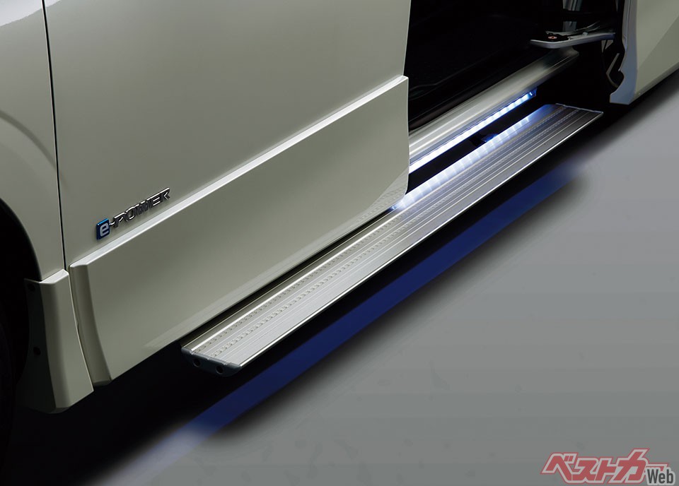 パワースライドドアを開くと同時にサイドシルに収納されていた乗降用ステップが電動で出てくる「乗降用電動ステップ」