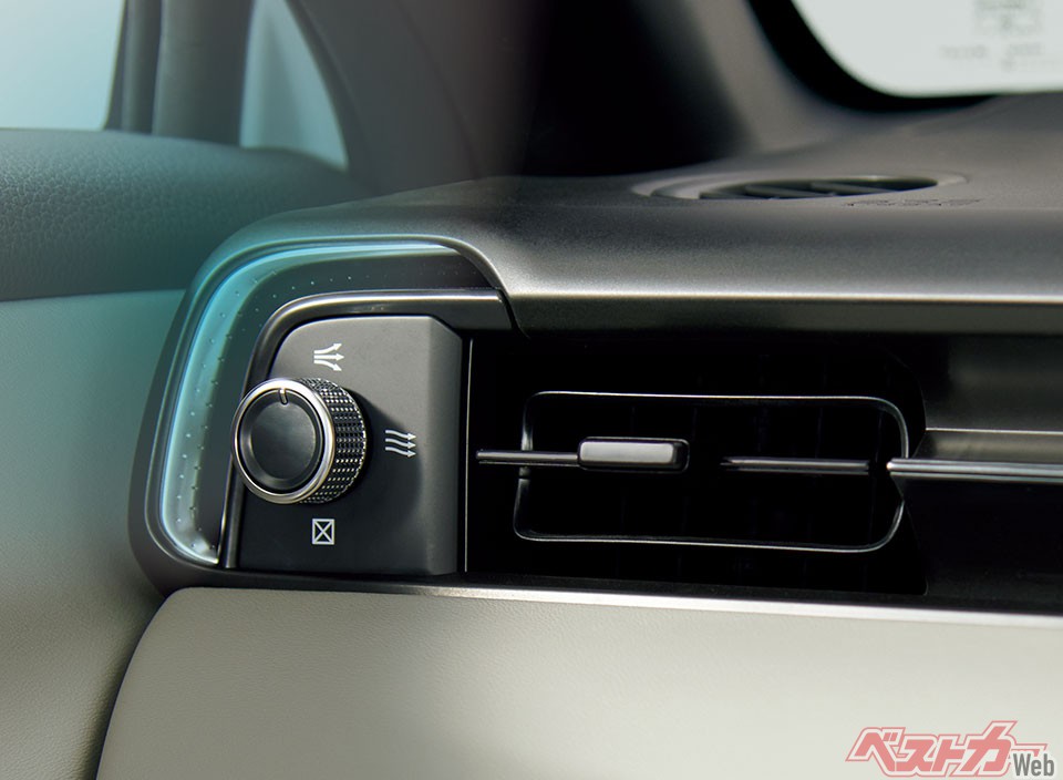 ヴェゼル(ホンダ)に装備された「そよ風アウトレット」。 体に直接エアコンの風が当たるのを嫌がる人には欠かせないアイテムとなるかも