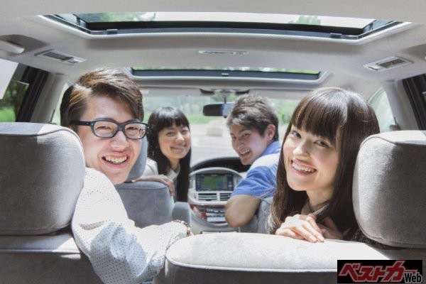 当時浪人生だったカーツ氏の前に、小学校の同級生を含むアベック2組を乗せたクルマが止まった。その出来事がカーツ氏の免許を取りたい欲求に爆発的な火を灯したことは間違いないようだ