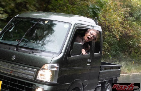 「青春はSDGsだ!」と助手席から叫ぶカーツさとう氏。最近TVなどでもSDGsを特集しているが正直ピンとこない。カーツ氏のおかげで「持続する目標」だということは理解できたかも!?