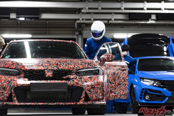 鈴鹿サーキットのピット内でカムフラージュされた新型シビックタイプR(左)に乗り込むテストドライバー。右は先代型シビックタイプR