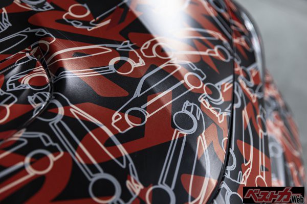 深紅のタイプRの「R」文字にホワイトで縁取られた歴代シビックタイプRたちのボディデザインが散りばめられている