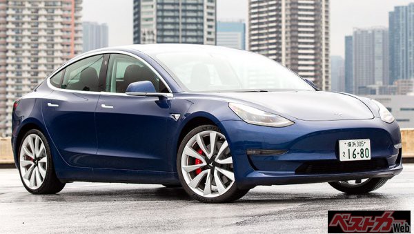 テスラモデル3はモデルS、X、Yと合わせてグリルレスデザインを推しているが、モデル3という名前について、イーロン・マスク的には「モデルE」にしたかったのだとも言われている