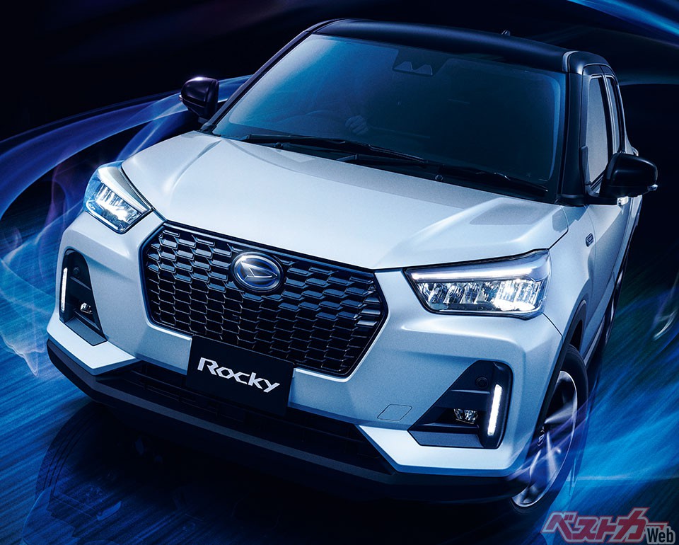 いきなりバッテリーEVへとシフトするのではなく、電気自動車との共通部品が多いシリーズハイブリッドが現実路線となる(写真はダイハツ ロッキー)