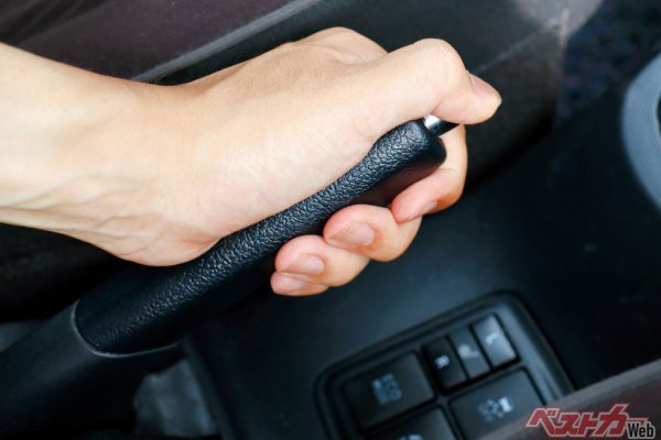 グイッと引いてズザーッとドリフト レバー式サイドブレーキは消えゆく運命なのか 自動車情報誌 ベストカー グイッと引いてズザーッとドリフト レバー式サイドブレーキは消えゆく運命なのか 自動車情報誌 ベストカー