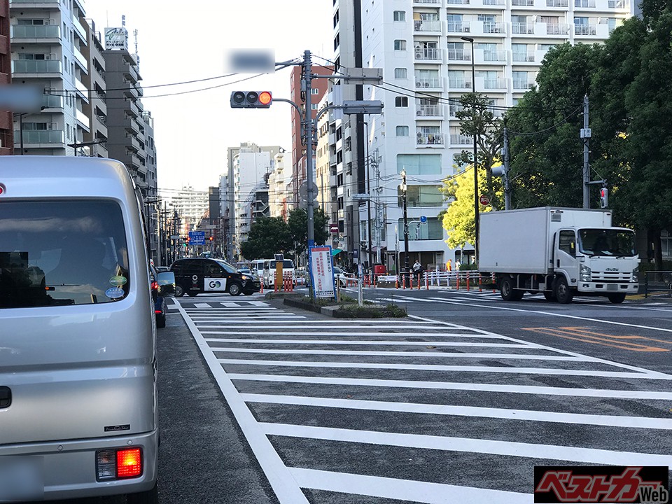 白い車線が引かれ、周囲も白線で囲まれる同流帯はある意味「グレーゾーン」
