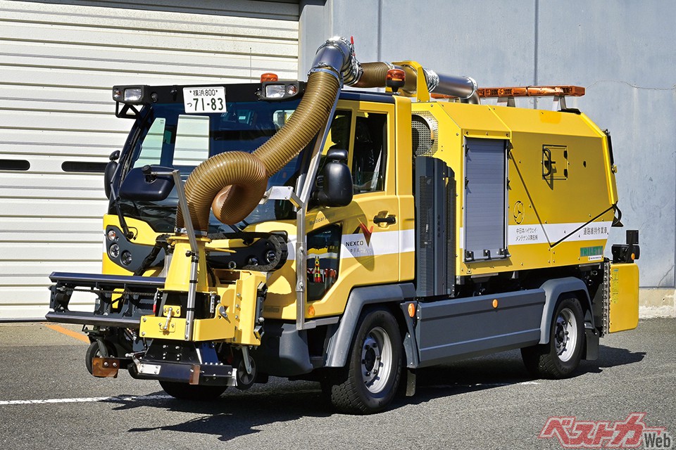 中日本高速道路(NEXCO中日本)グループの中日本ハイウェイ・メンテナンス東名が10月から試行導入した新型路面清掃車。ベース車はドイツメーカーHakoの「M31H」。国内では既存製品が見つからなかったため、「吸引機能」を有する海外製品を組み合わせた