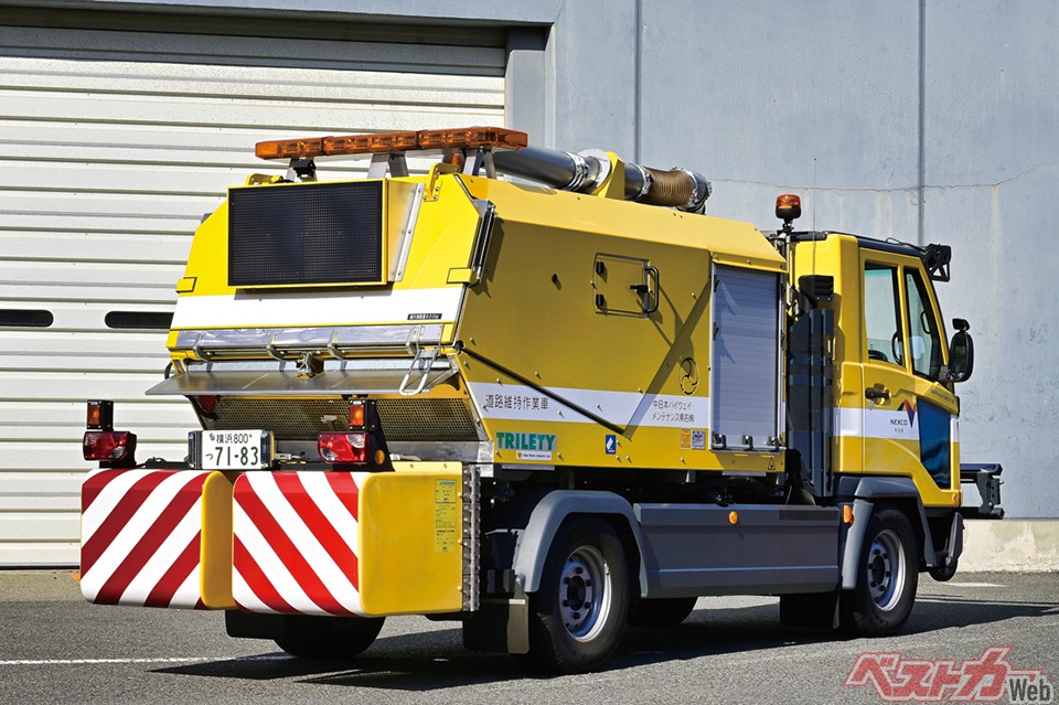 車両後部には衝突緩和装置やLED標示板などが備わる。圏央道海老名IC〜相模原IC間の試行導入で改善点を洗い出し、2023年度以降に本格導入する予定だ