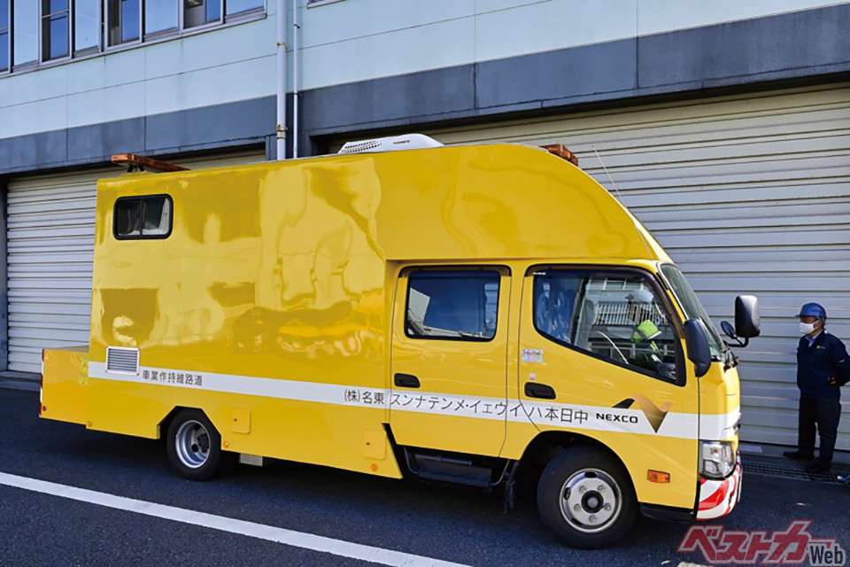 現在活躍している清掃車両。3人一組で清掃を行い、ゴミを手作業で分別回収している。見張りも立てるが、高速道路での作業は常に事故の危険が伴う。新型路面清掃車は2名で作業可能だ