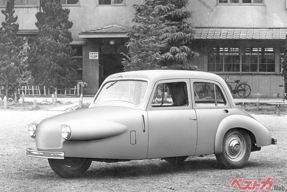 Bee(1951~1952年)。わずか1年で姿を消したが、画期的な三輪乗用車。804ccの空冷水平対向2気筒OHVエンジンをリアに積む