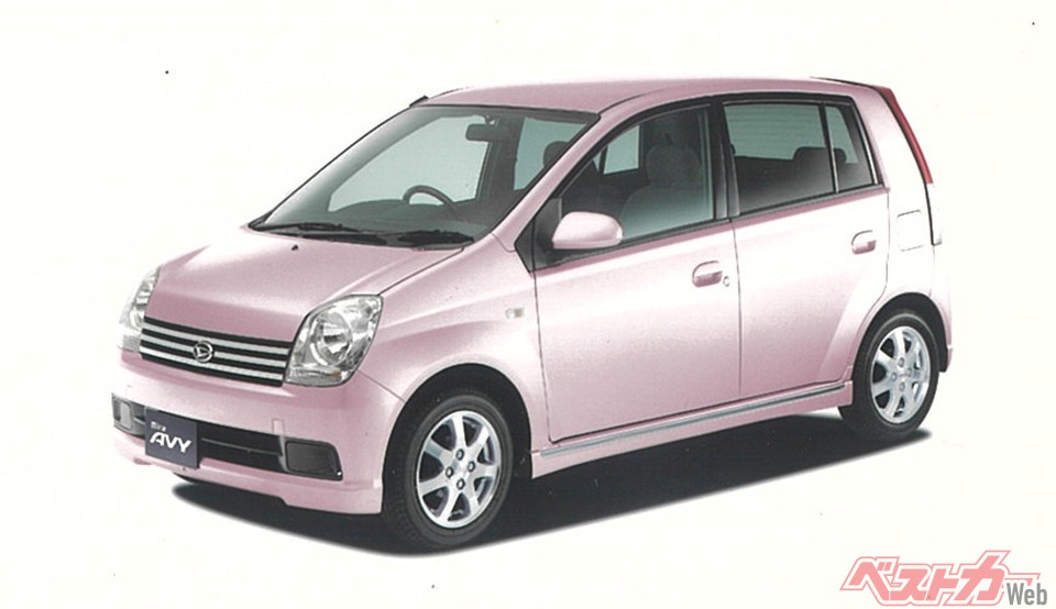 ミラアヴィ(2002~2006年)。6代目は買い得なミラの上に若い女性を狙ったミラアヴィを設定。ボンネットを30mm高くして立体的な顔立ちに!!