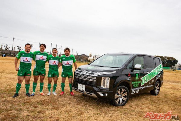 ダイナボアーズに貸与されているデリカD:5。安江バイスキャプテン(右端)ら選手たちの活動を支える大事なパートナーなのだ