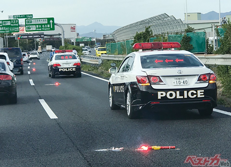 道路上で緊急を知らせる際、警察車両も発炎筒をよく使う