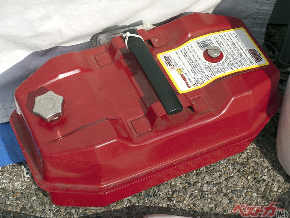 最近では法規対応の携行缶を持参しても拒否されるケースが目立ってきた。系列によってはwebサイトに携行缶への給油お断りを明確に表記するところもある(Paylessimages@AdobeStock)