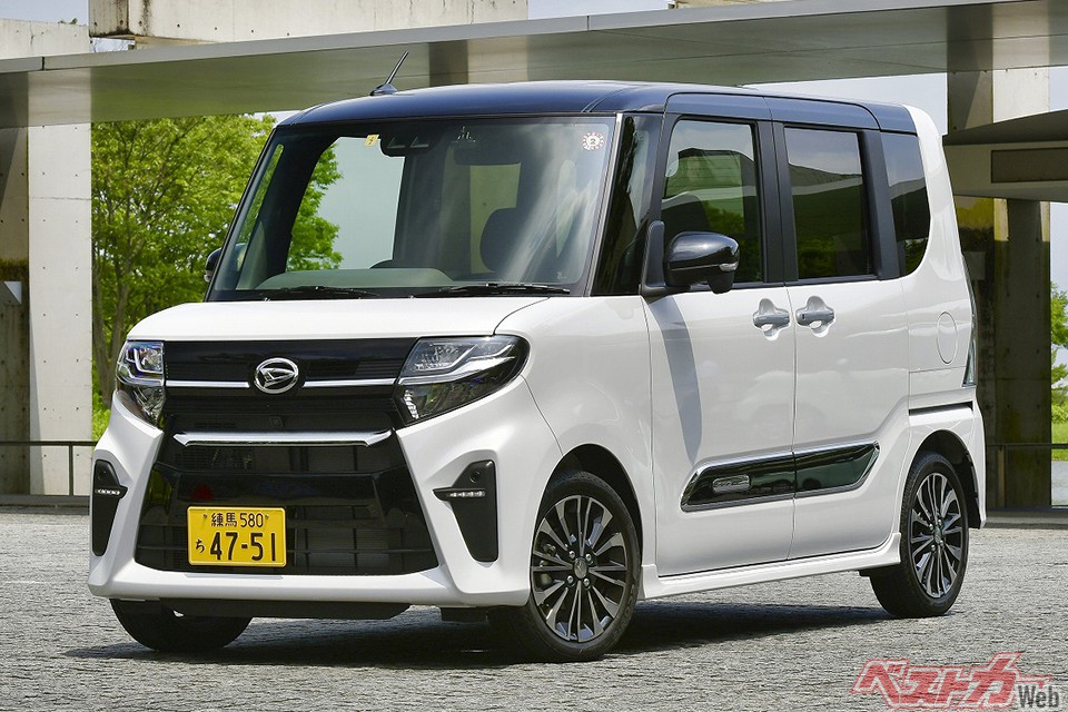 ダイハツ タント。3代目の顔を進化熟成させ、4代目はブラック基調の顔になった。この「黒い顔」は、アルファード後期型を思わせる部分がなきにしもあらず。軽のデザインは時代とともに歩む